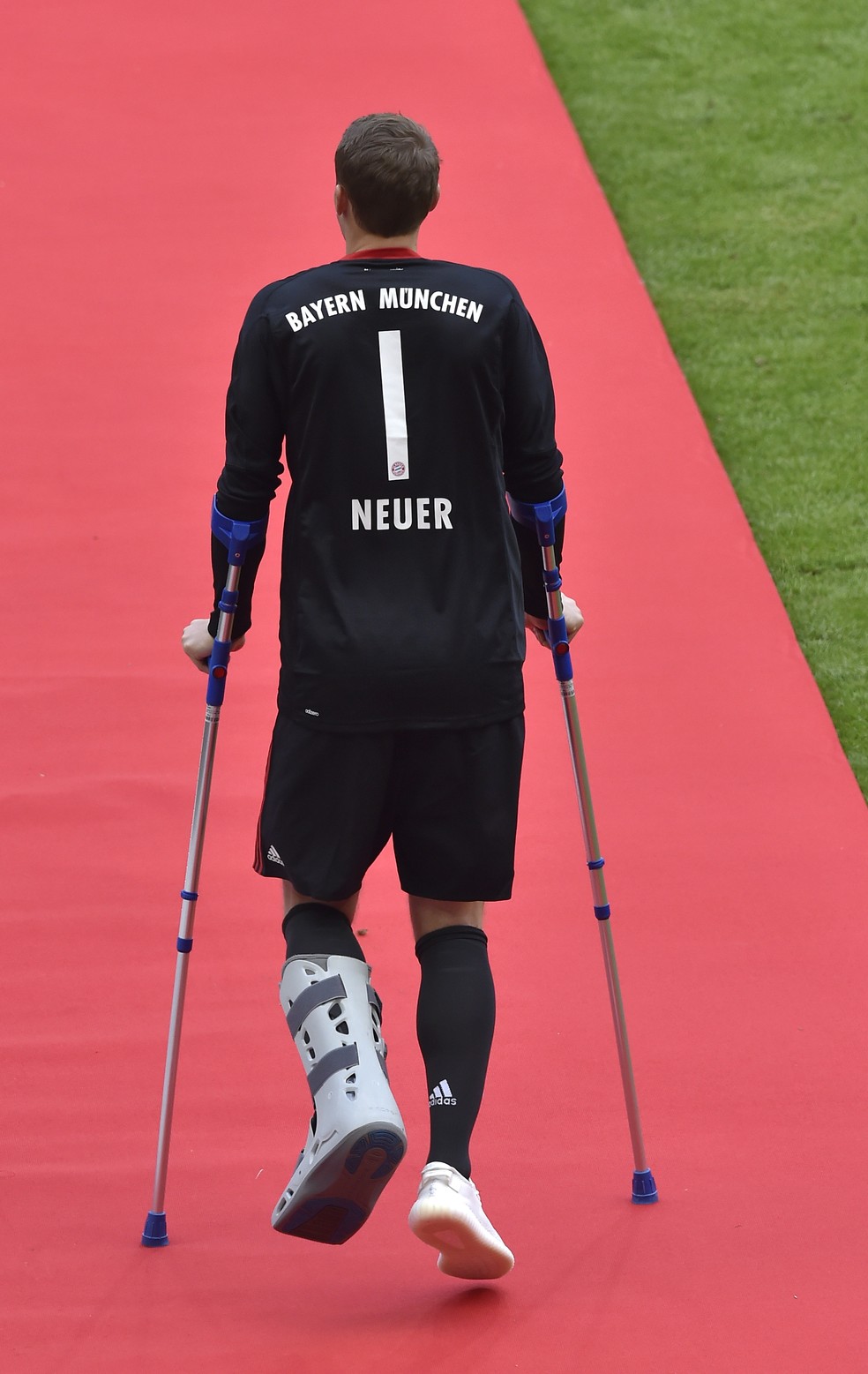 Neuer em maio depois da primeira fratura (Foto: AFP)