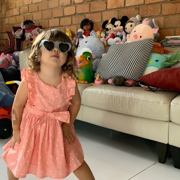 Clara Maria, filha de Tata werneck e Rafael Vitti, rodeada por brinquedos e bichos de pelúcia (Foto: Reprodução/Instagram)