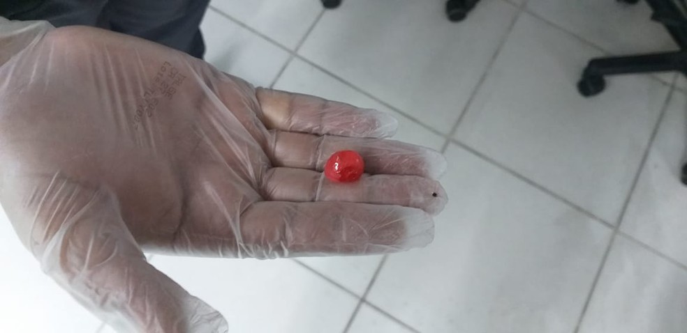 Doce foi expelido por menino após policial tentar alcançar com os dedos — Foto: Divulgação/Polícia Militar