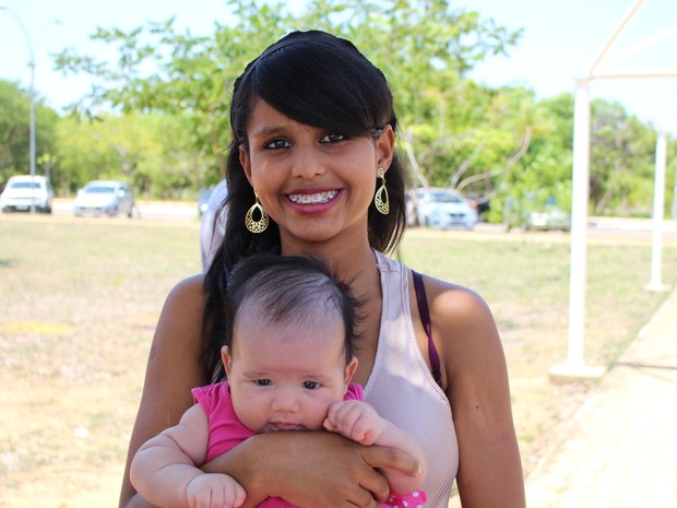 Enem 2016 - sábado (5) - Palmas (TO) Mãe leva bebê e vai amamentar durante prova do Enem, na Universidade Federal do Tocantins, campus Palmas (Foto: Gilvana Giombelli/G1)