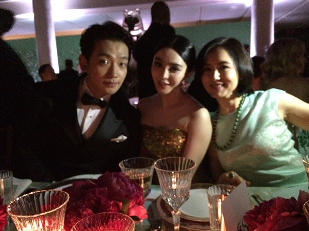 Left – right:-  Rain, Korean actor and popstar; Fan Bingbing ,Chinese movie star; Jane Yong wearing Isaac Yuen. (Foto:    )