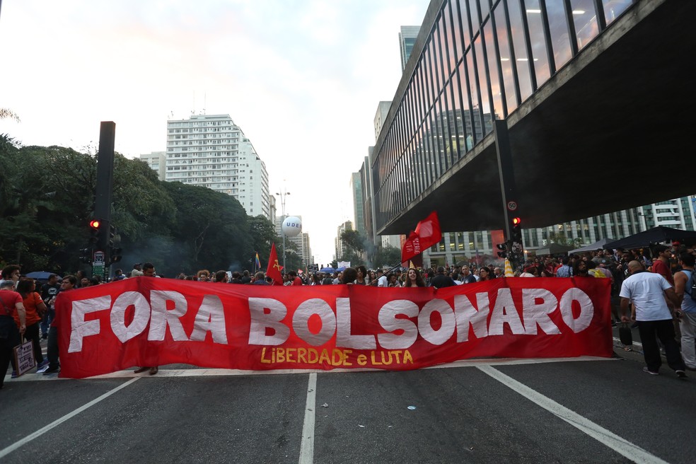 SÃO PAULO, 17:24: Manifestantes carregam cartazes contra o presidente Jair Bolsonaro em protesto na Avenida Paulista nesta sexta (14) — Foto: Celso Tavares/G1