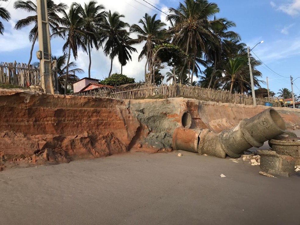 Ressaca do mar na Praia da Peroba, em Icapuí, atinge estrutura de rua. — Foto: Arquivo pessoal