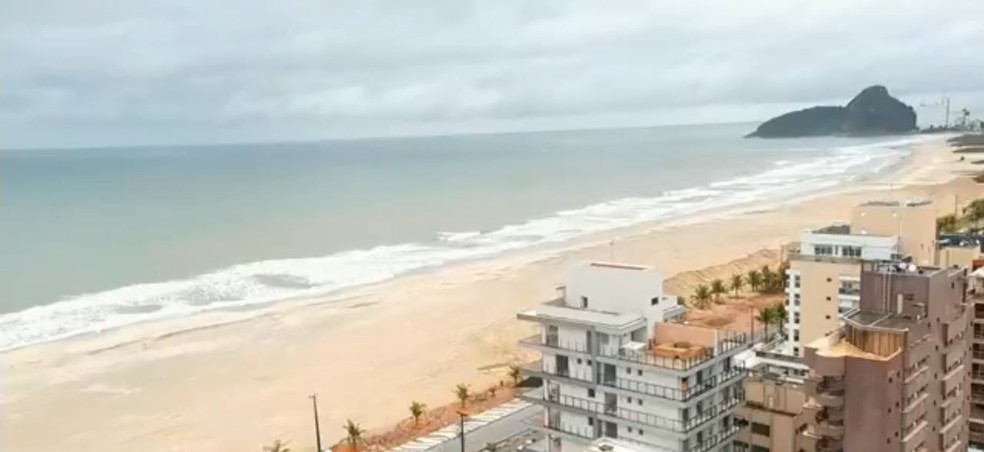 Após a dragagem, faixa de areia ficou com cerca de cem metros — Foto: RPC Curitiba