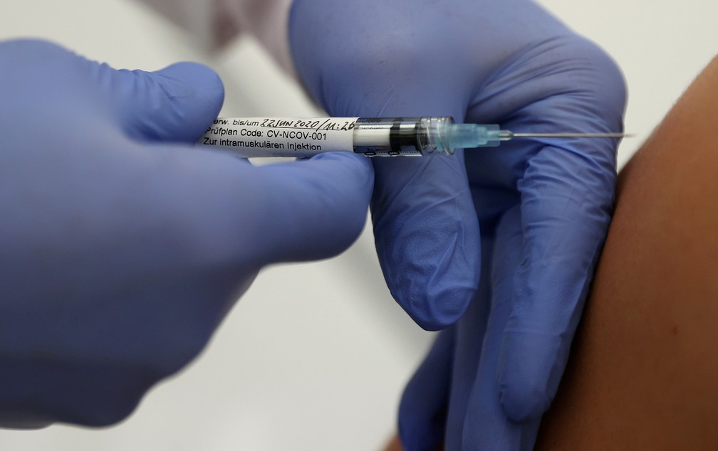 Injeção com vacina em teste para o coronavírus é aplicada na Alemanha — Foto: Kai Pfaffenbach/Reuters/Arquivo