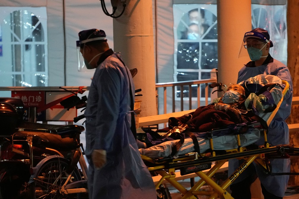 Equipe médica transfere um paciente com febre para um hospital, enquanto os surtos de doença por Covid-19 continuam em Xangai, na China — Foto: REUTERS/Aly Song