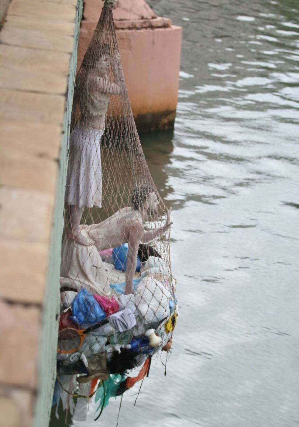 Artistas ficaram pendurados em redes de lixo sobre o Rio Capibaribe, no Recife (Foto: Marlon Costa/Pernambuco Press)