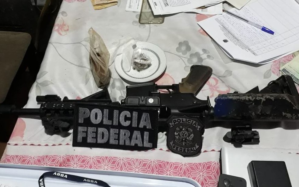 Fuzil apreendido durante operação 'Caixa Forte', da Polícia Federal, contra facção criminosa — Foto: Divulgação/Polícia Federal