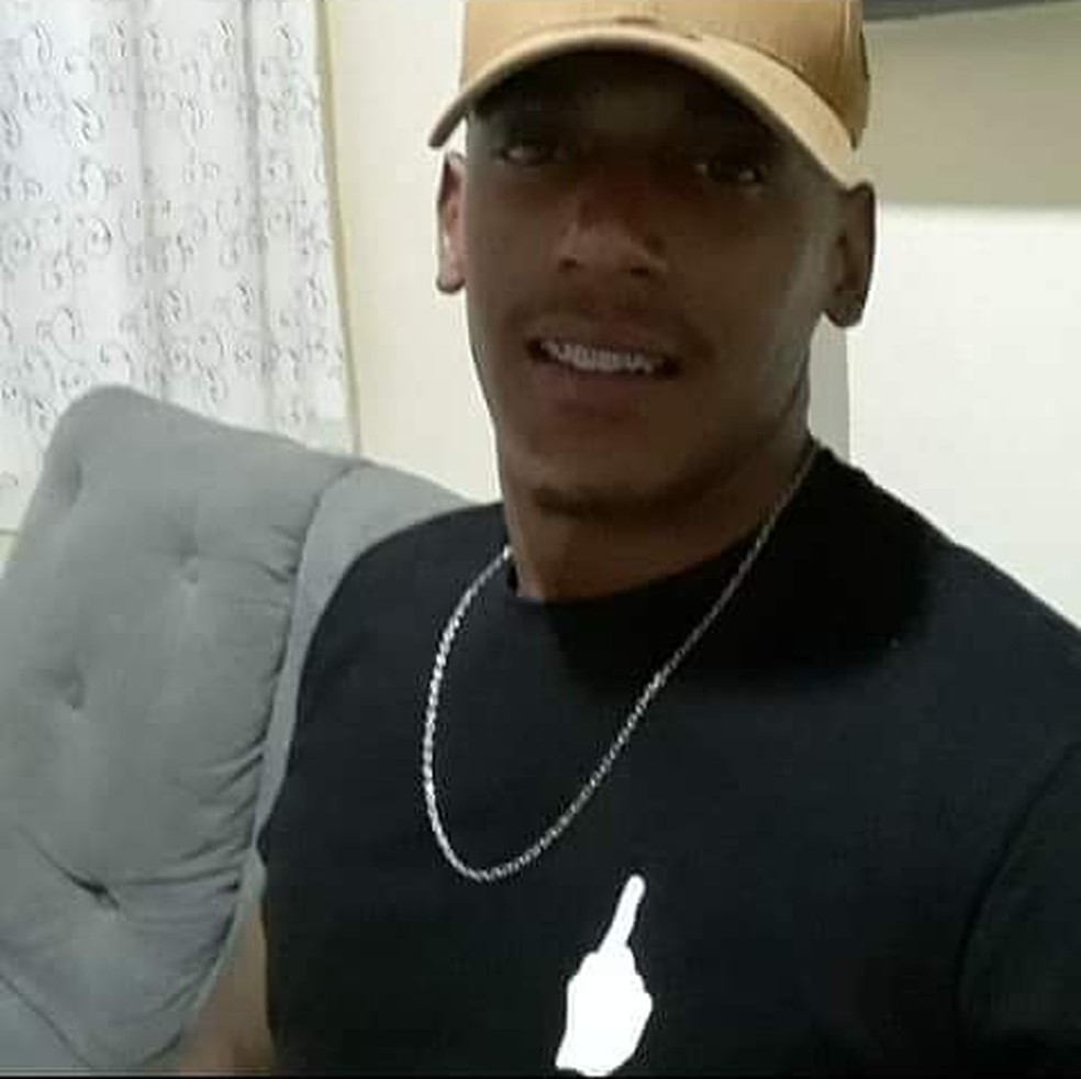 Jovem está em coma induzido e teve graves ferimentos após acidente flagrado por câmera de monitoramento — Foto: Arquivo pessoal