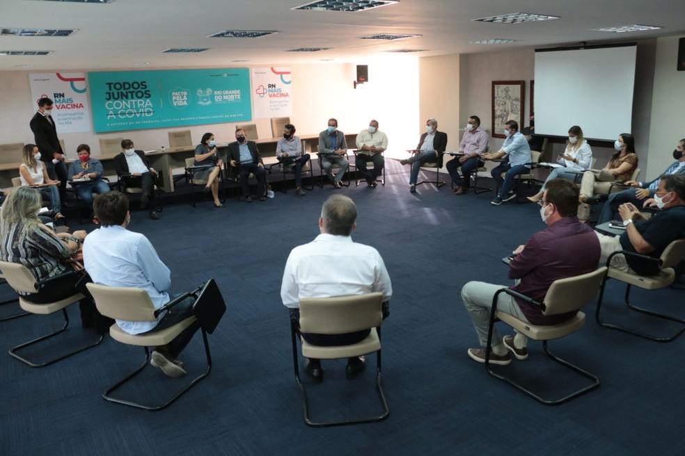 Prefeitos de municípios do RN em reunião com a governadora, Fátima Bezerra (PT). — Foto: Robson Araújo
