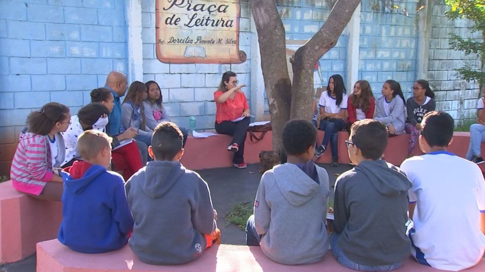 Pátio de escola de Rio Preto se transformou em ambiente para roda de leituras (Foto: Reprodução/TV TEM)