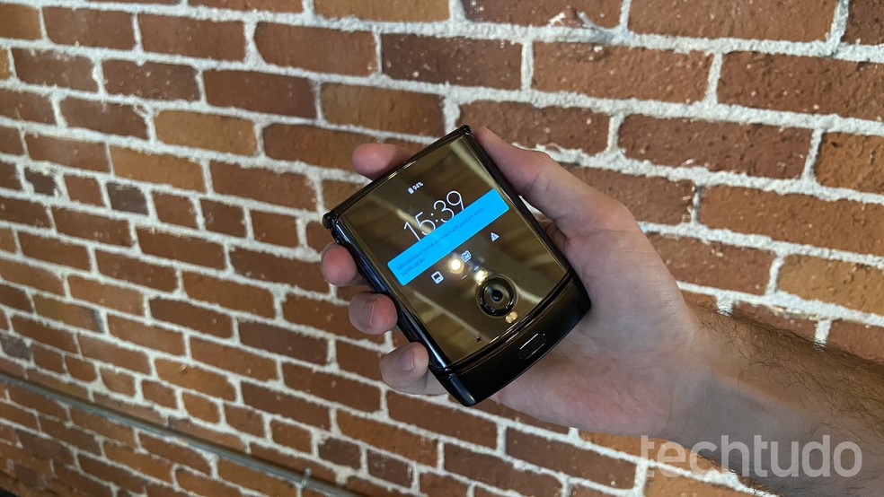 Exterior do Motorola Razr conta com display para consulta de notificações — Foto: Thássius Veloso/TechTudo