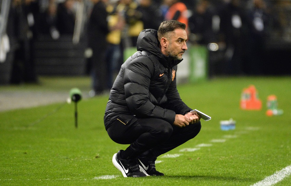 Vítor Pereira, técnico do Corinthians, durante semifinal da Copa do Brasil — Foto: Marcos Ribolli