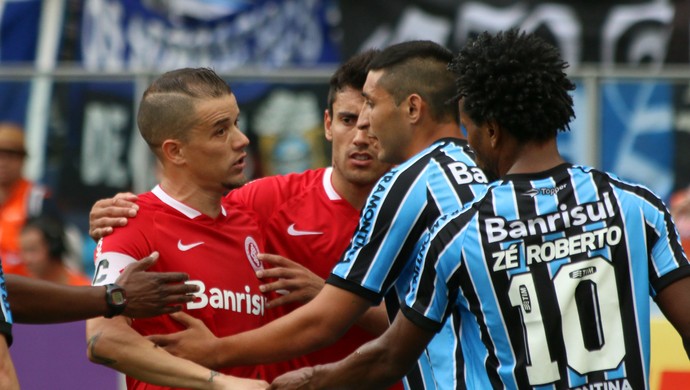 Alan Ruiz provoca Inter após revés em estreia: Mais 1 e será igual ao Gre-Nal