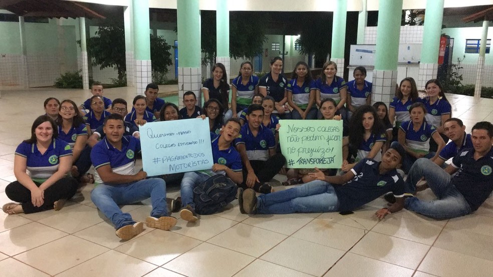 Alunos de escola no interior do PiauÃ­ protestaram pelo transporte escolar dos colegas. (Foto: Arquivo pessoal/ Carlos CÃ©sar da Mata)