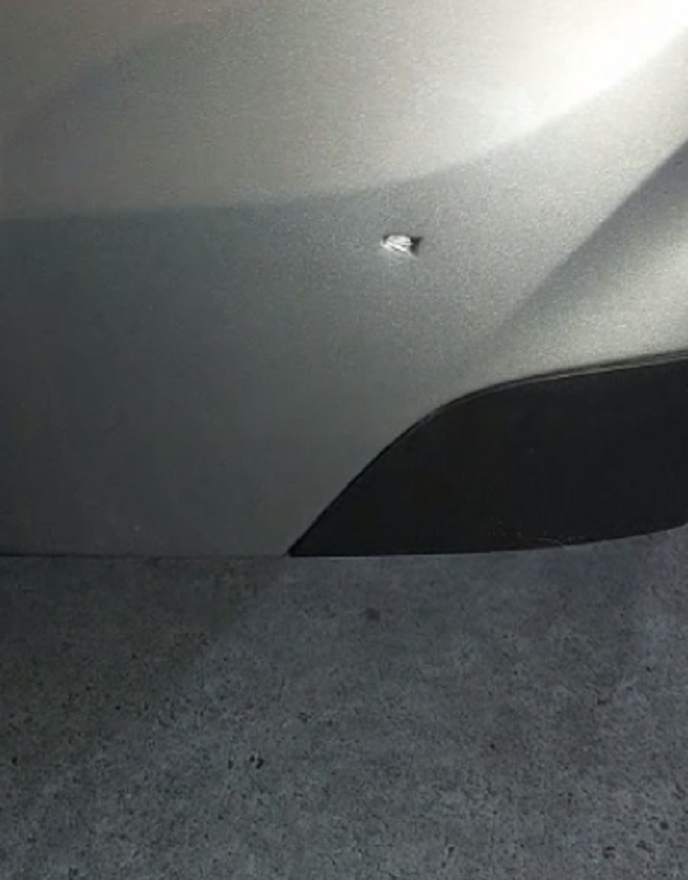 Marca de tiro ficou no para-choque traseiro do carro do motorista por aplicativo em Natal — Foto: Reprodução