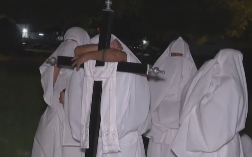 Penitentes saem pelas ruas de Juazeiro, norte da Bahia — Foto: Reprodução TV São Francisco