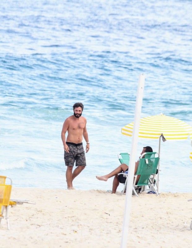 Thiago Rodrigues aproveita momento de lazer em praia carioca (Foto: Daniel Delmiro/AgNews)