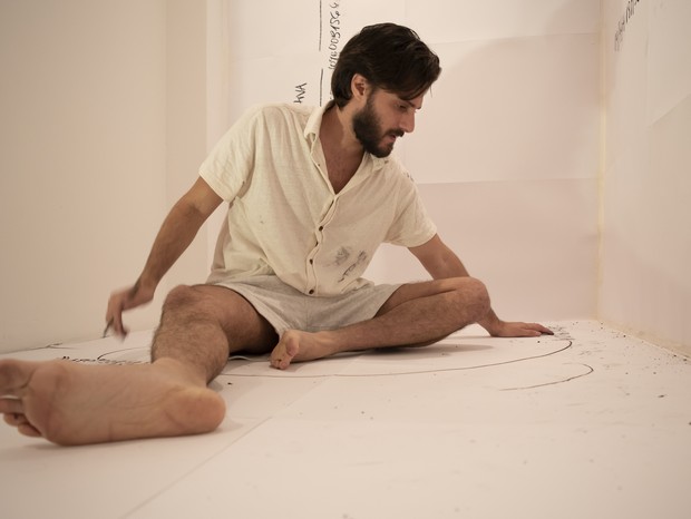 Hugo Bonemer em trabalho artístico de Marilia Scarabello  (Foto: Felipe Gonzaga)