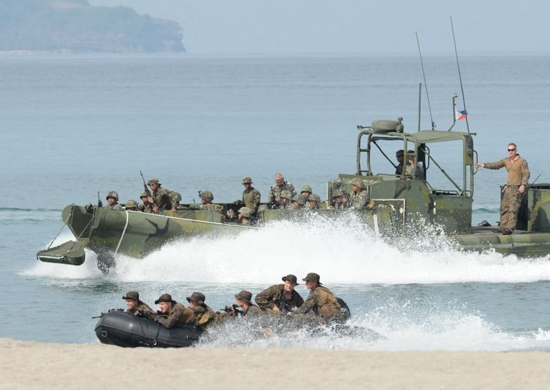 Fuzileiros navais dos EUA e das Filipinas treinam no Mar da China Meridional (Foto: Ted Aljibe via BBC News)