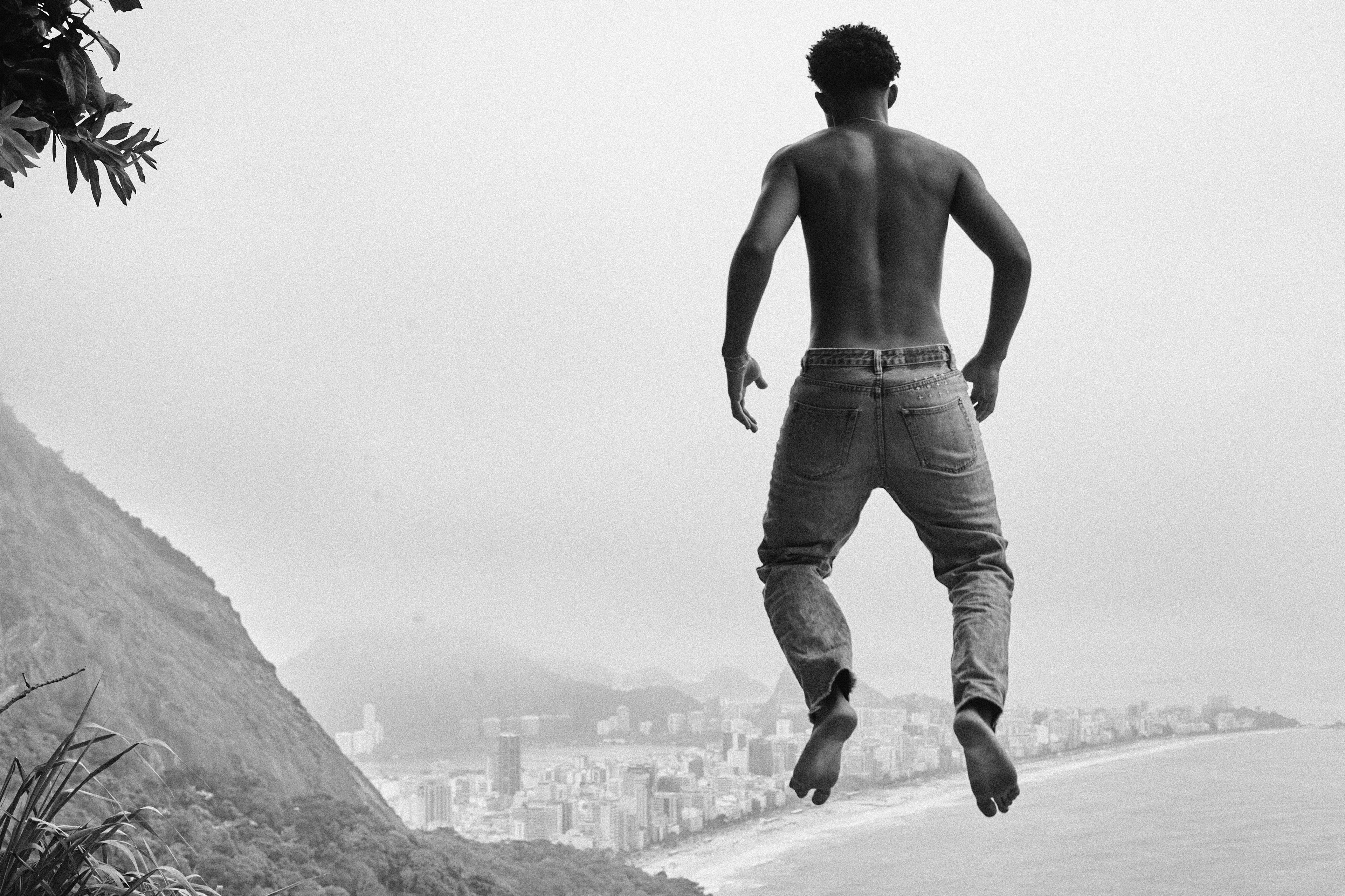 Juan Paiva posa no topo do Rio de Janeiro (Foto: Higor Bastos)