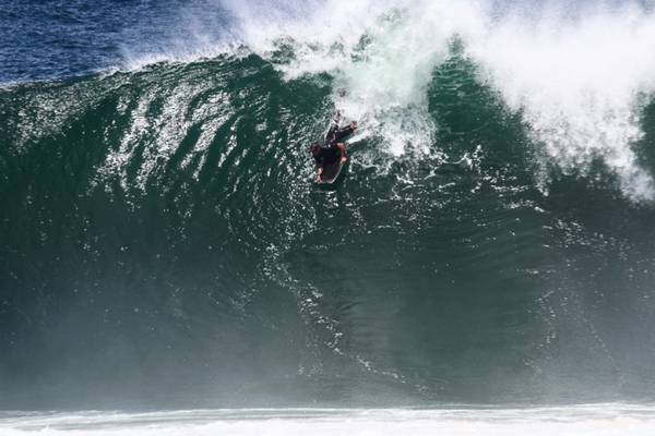 Ondas gigantes em Itacoatiara: surfistas aproveitam a ressaca no Costão