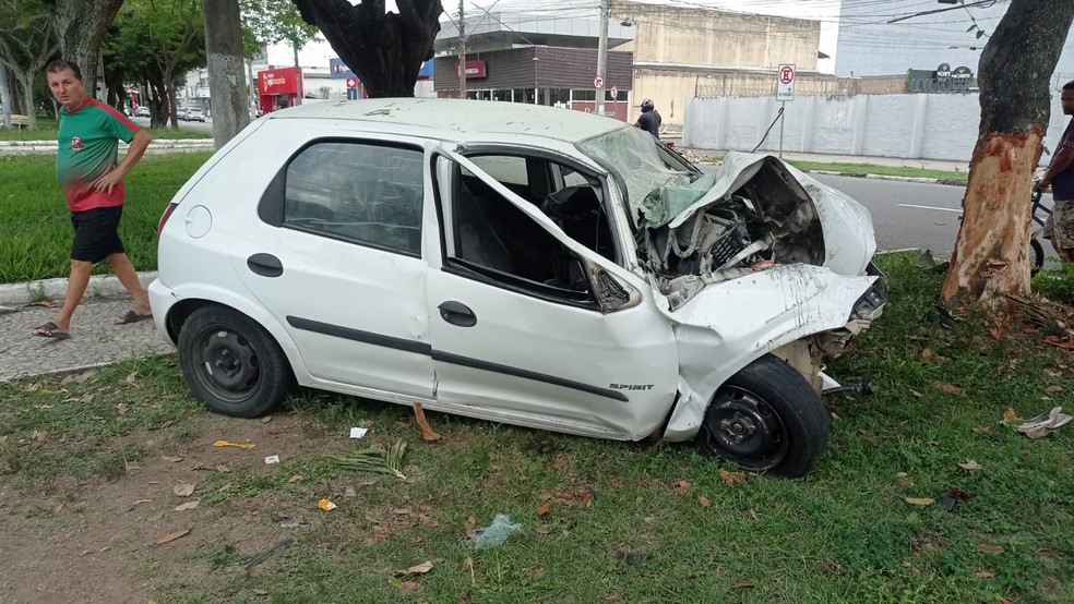 Carro ficou destruído após acidente em Feira de Santana nesta sexta (7) — Foto: Ed Santos/Acorda Cidade
