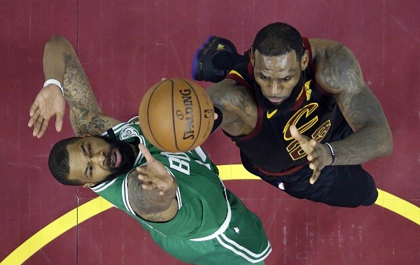 LeBron James disputa rebote com Marcus Morris, dos Celtics