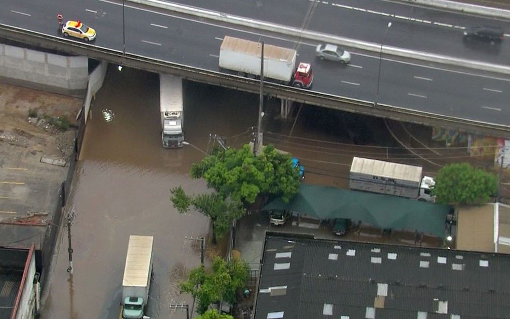 Avenida Mofarrej, na Vila Leopoldina, segue intransitável  — Foto: Reprodução/TV Globo