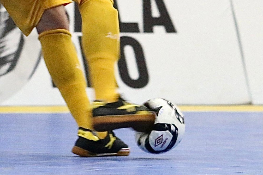 Deformidade da bola impressiona após chute do jogador do Sorocaba Futsal  — Foto: Guilherme Mansueto/Magnus Futsal 