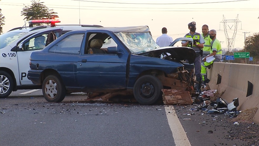 Carro de motorista que causou acidente ficou com a frente destruída em Rio Preto  — Foto: Chico Braúna/TV TEM