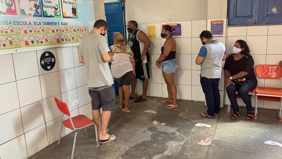 Após atraso de três horas para chegada de livro de votação, seção é aberta em Teresina — Foto: Marcos Prado