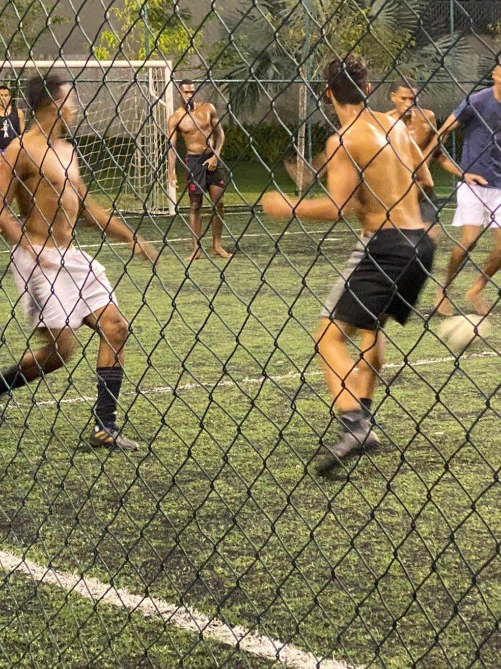 Imagens divulgadas em rede social de Otávio jogando pelada no Rio — Foto: @Broquinha__