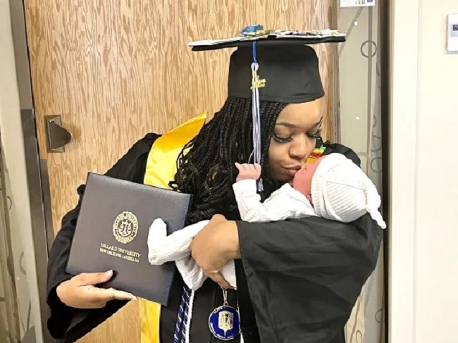 Mãe recebe diploma no hospital  (Foto: HipHopPrez / Twitter)