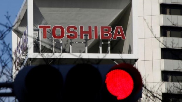 Logo da Toshiba Corp é visto sobre luzes de tráfego em Tóquio (Foto: Toru Hanai/Reuters)