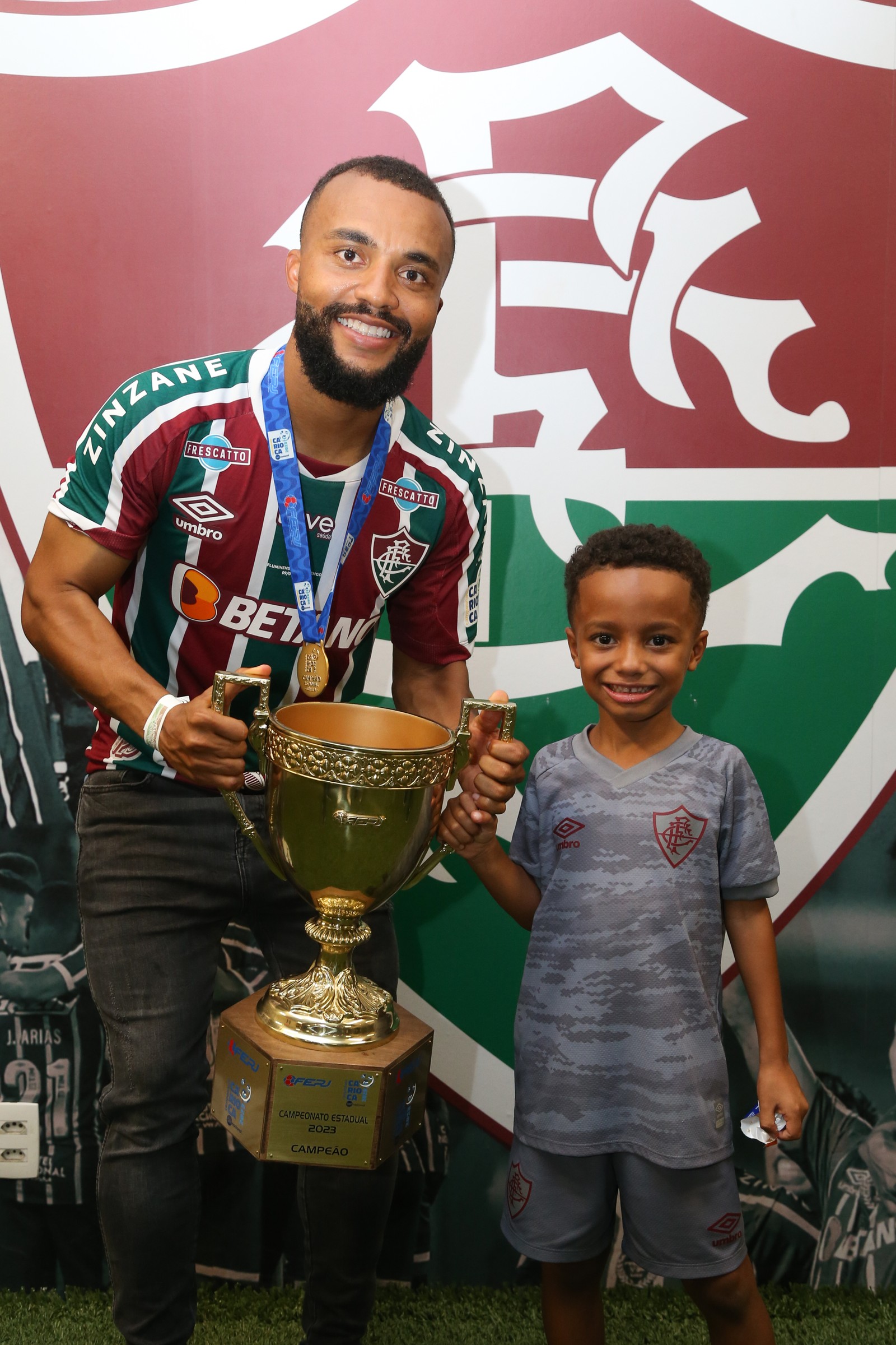 Samuel Xavier com seu filho Pedro, de 5 anos — Foto: MARCELO GONÇALVES / FLUMINENSE FC