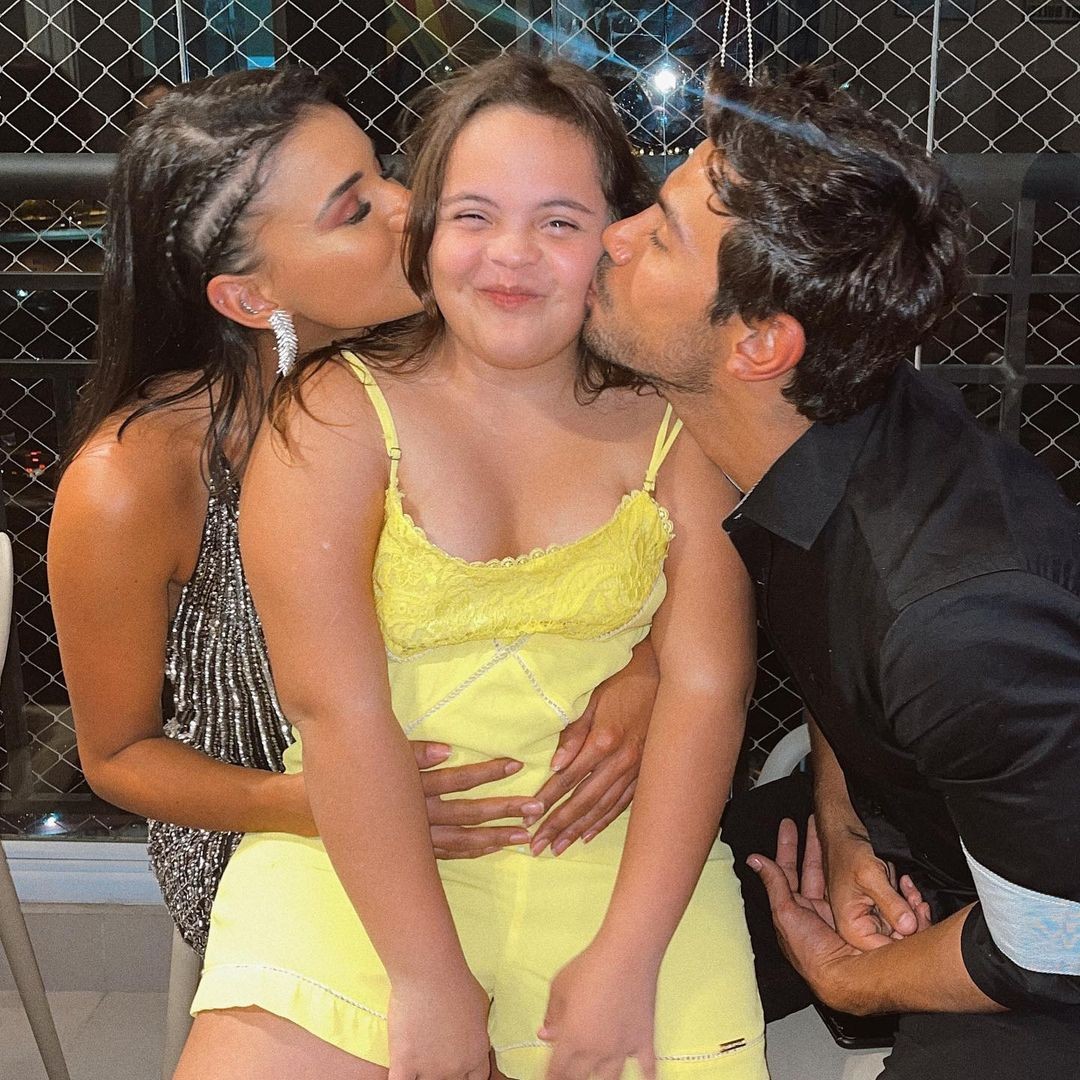 Jakelyne Oliveira e Mariano dão beijo em Geovanna Oliveira, irmã da modelo (Foto: Reprodução/Instagram)