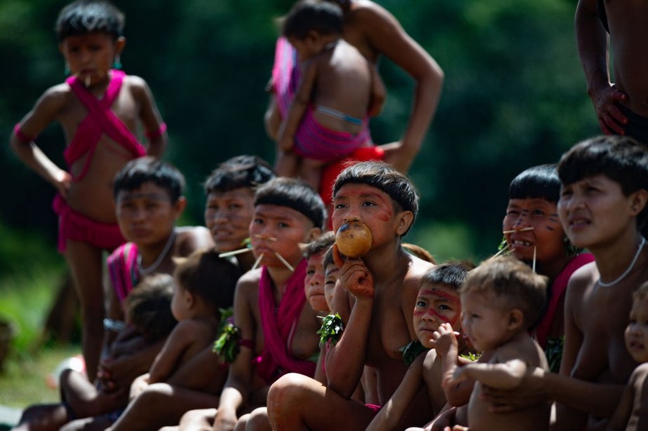 Crianças Yanomami em Roraima esperam atendimento médico