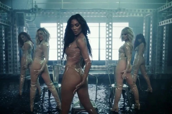 A cantora Nicole Scherzinger e suas colegas de Pussycat Dolls no clipe da canção React (Foto: Reprodução)