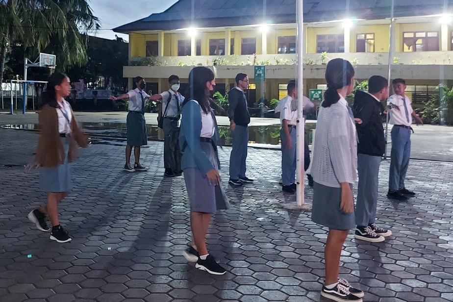 Estudantes do ensino médio se reúnem para a chamada da escola em em Kupang, na Indonésia, com aulas começando as aulas às 5h30, em 6 de março de 2023