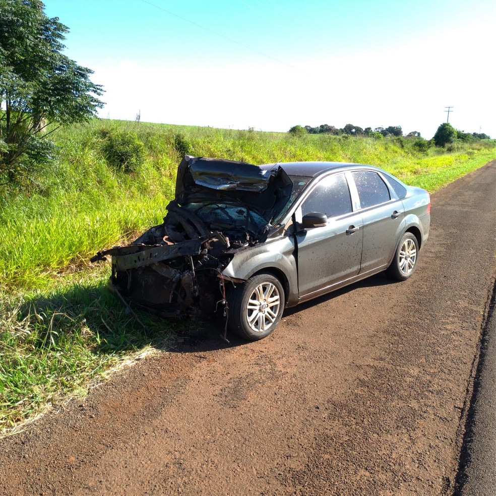 Motorista de um carro bateu na traseira de uma caminhonete, que saiu da pista e capotou — Foto: Divulgação