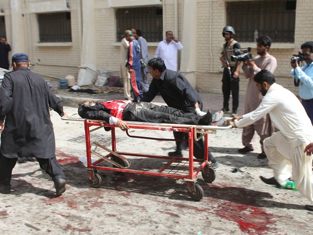 Voluntários ajudaram no transporte de feridos após explosão em um hospital em Quetta, no Paquistão, nesta segunda-feira (8) (Foto: Naseer Ahmed /Reuters)