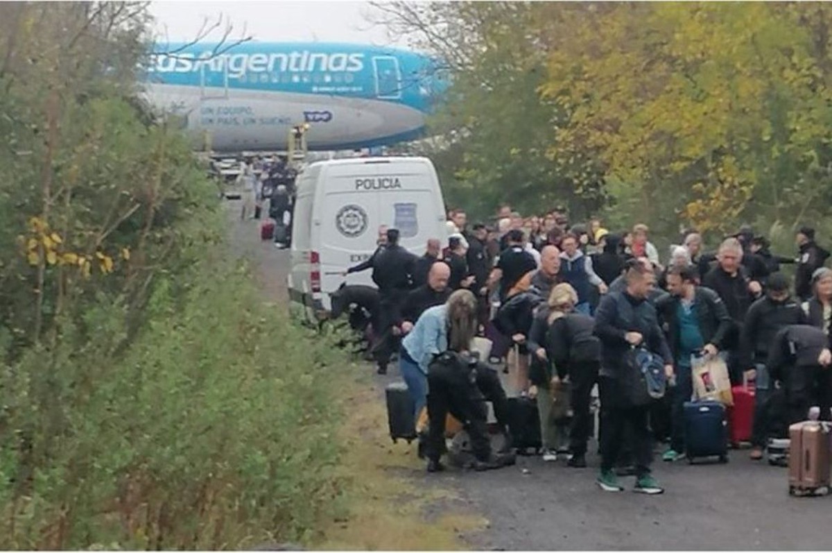 Avião é evacuado na pista de decolagem após ameaça de bomba, na ...