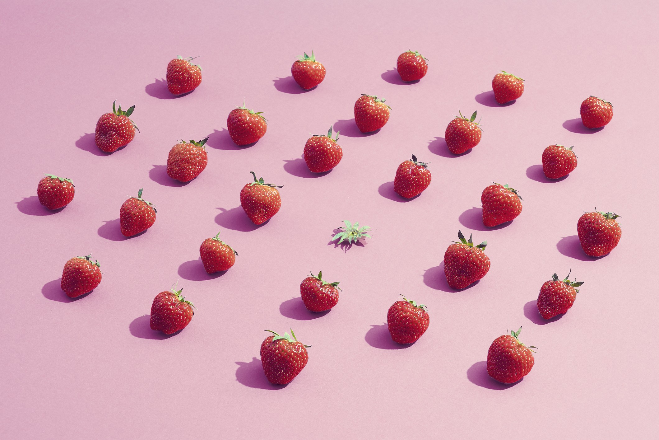 A group of strawberries surrounding an eaten one that stands out from the crowd (Foto: Getty Images)