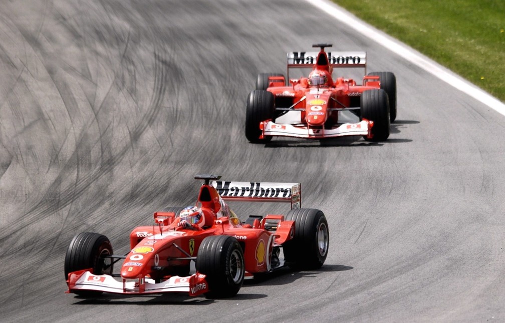 Barrichello à frente de Schumacher na Áustria, em 2002 — Foto: Getty Images