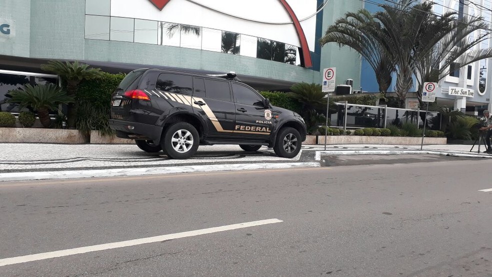 Mandados são cumpridos em Balneário Camboriú (Foto: Patrícia Silveira/NSC TV)