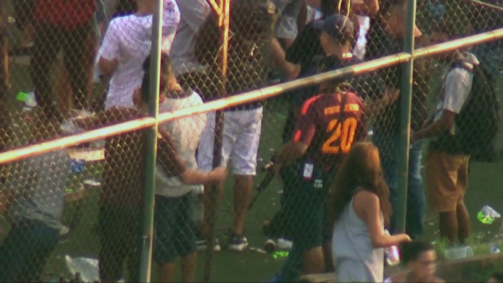 Globocop flagra homens com fuzis no baile da Maré (Foto: Reprodução/TV Globo)
