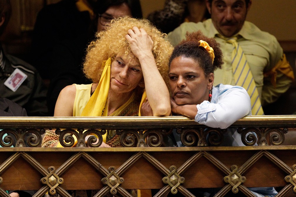 Ativistas acompanham discursos de deputados durante sessão que aprovou lei que garante direitos aos transgêneros — Foto: Matilde Campodonico/ AP