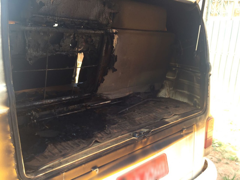 Perua VW Kombi foi incendiada em Santo Anastácio (Foto: Kawanny Barros/TV Fronteira)