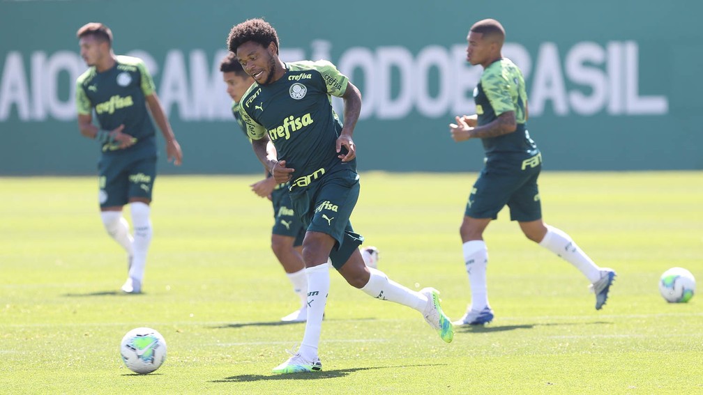 Luiz Adriano, do Palmeiras, durante aquecimento com bola na Academia de Futebol — Foto: Cesar Greco/Ag. Palmeiras